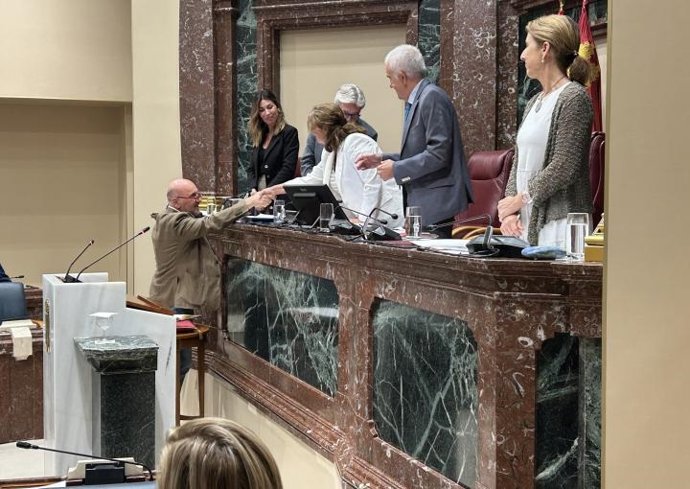 José Luis Álvarez-Castellanos toma posesión de su escaño como diputado regional