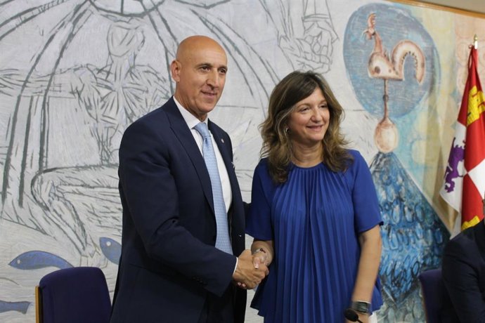 El alcalde de León, José Antonio DIez y la rectora de la Universidad de León (ULE), Nuria Ginzález, en la firma de la renovación del convenio.