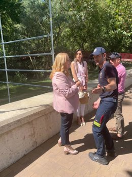La alcaldesa de Burgos, Cristina Ayala, visita la zona donde se instala esta pasarela provisional para la fiesta del Curpillos.