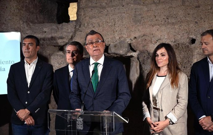 El alcalde, José Ballesta, acompañado por el concejal de Turismo, Comercio y Consumo, Jesús Pacheco, ha presentado este martes la segunda fase del Centro de Interpretación Madina Mursiya