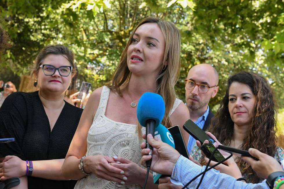 La conselleira de Política Social e Igualdade, Fabiola García, atiende a los medios de comunicación.
