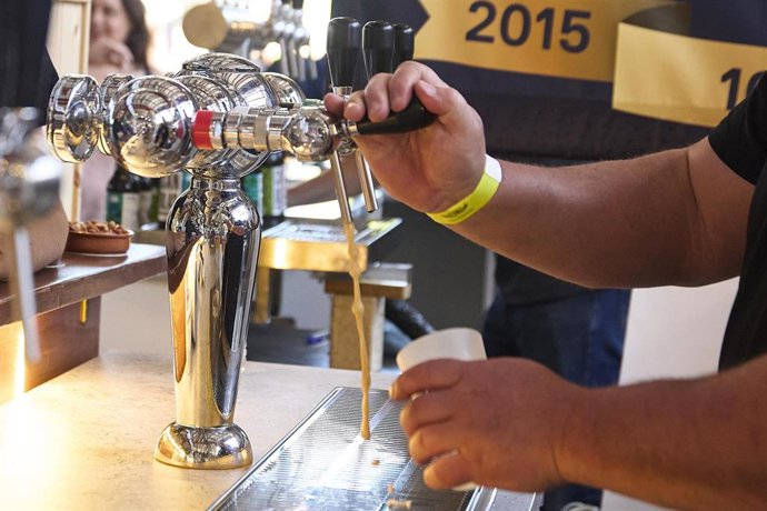 Un camarero sirve cerveza en el festival de la cerveza.