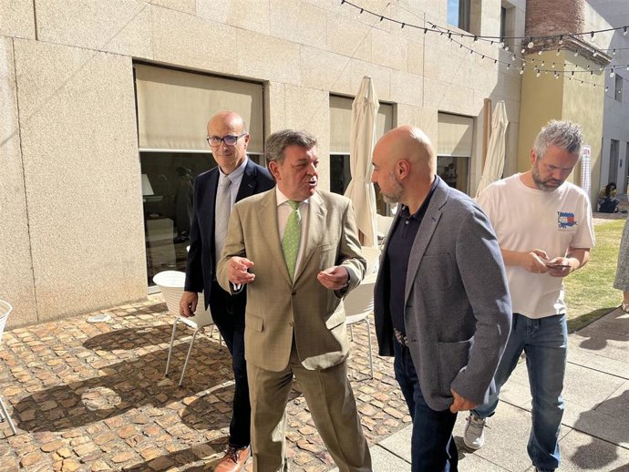 El consejero de Presidencia, Luis Miguel González Gago, conversa con el secretario general de UGT en Castilla y León, Óscar Lobo.