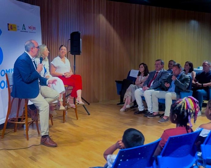 La consejera de Salud y Consumo de la Junta de Andalucía, Rocío Hernández, en la entrega de los premios del concurso 'Supersaludable' en el Polígono Sur de Sevilla.