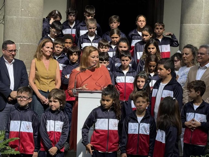 La presidenta del Parlamento de Canarias, Astrid Pérez, en la lectura del manifiesto canario contra el acoso escolar