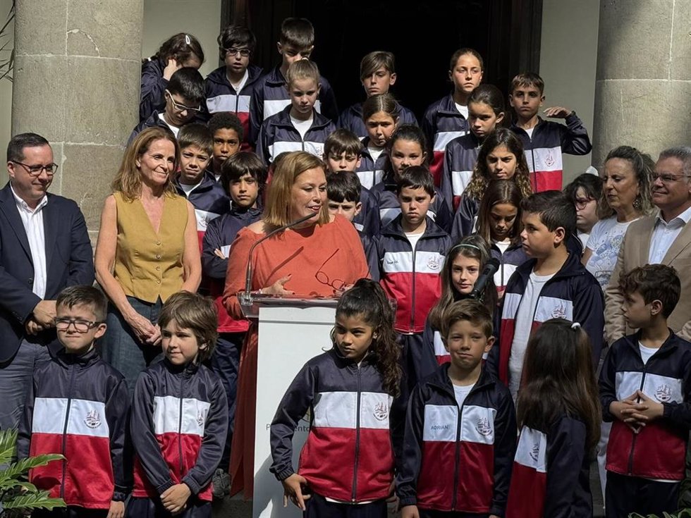 La presidenta del Parlamento de Canarias, Astrid Pérez, en la lectura del manifiesto canario contra el acoso escolar