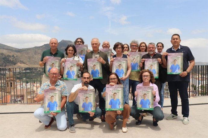 Miembros de CSIF-A muestra el cartel de la campaña contra la "discriminación" salarial en el SAS a mujeres embarazadas.