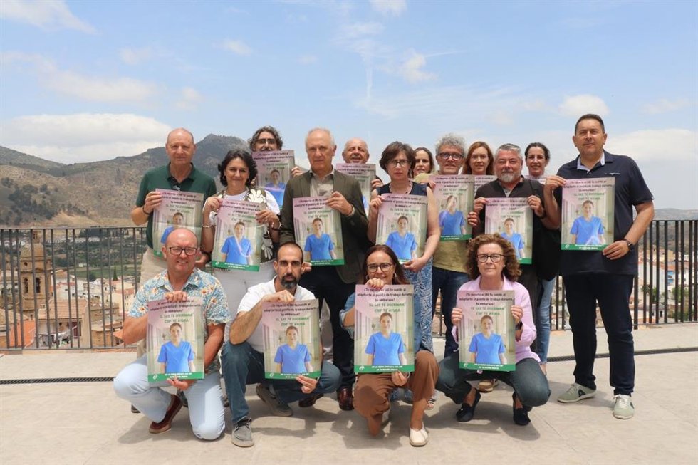 Miembros de CSIF-A muestra el cartel de la campaña contra la "discriminación" salarial en el SAS a mujeres embarazadas.