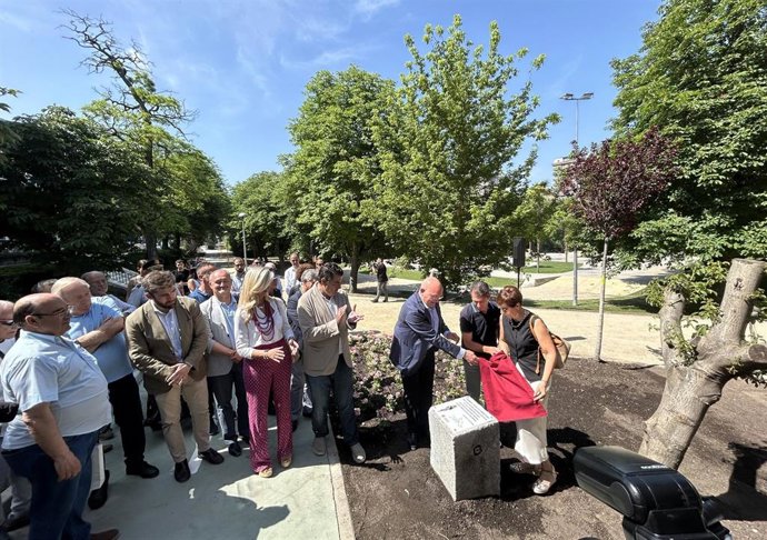 El alcalde, junto a Juan Carlos Domínguez y Yolanda García, descubre el monolito instalado junto al nuevo trayecto del carril bici por el interior de Las Moreras y La Roselada, en el que se homenajea a Estela, hija de ambos.