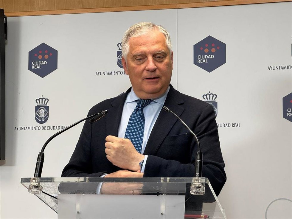 El alcalde de Ciudad Real, Francisco Cañizares, en rueda de prensa.