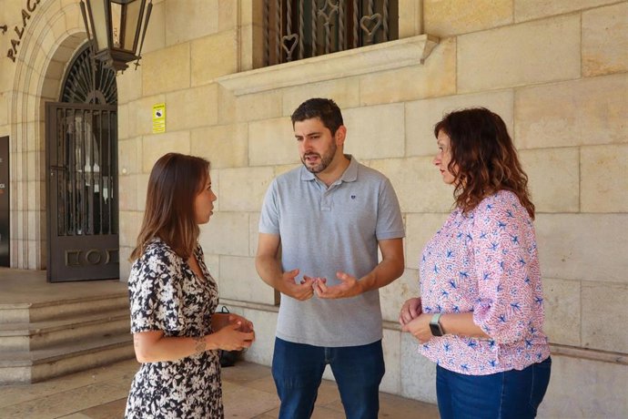 El portavoz de Vox, Alejandro Nolasco, junto a la concejal en el Ayuntamiento de Teruel, Verónica Luz y la miembro del CEP de Teruel, Sandra Martínez.