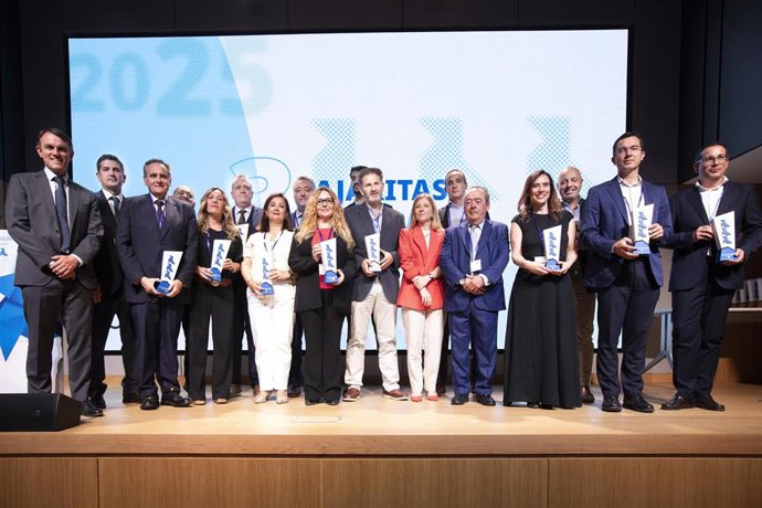 Entrega de las Pajaritas azules por reciclar papel y cartón