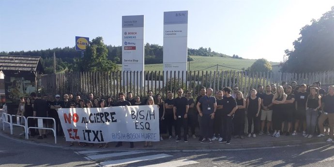 Concentración de trabajadores de BSH en Huarte en protesta por el cierre de la planta de Esquíroz y "en solidaridad" con su plantilla