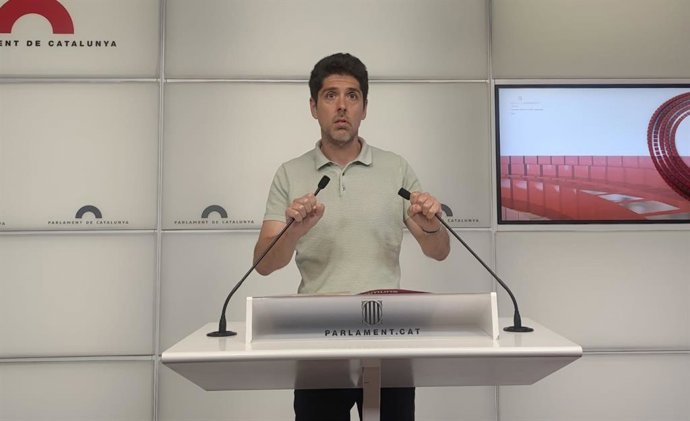 El portavoz de los Comuns en el Parlament, David Cid, en rueda de prensa.