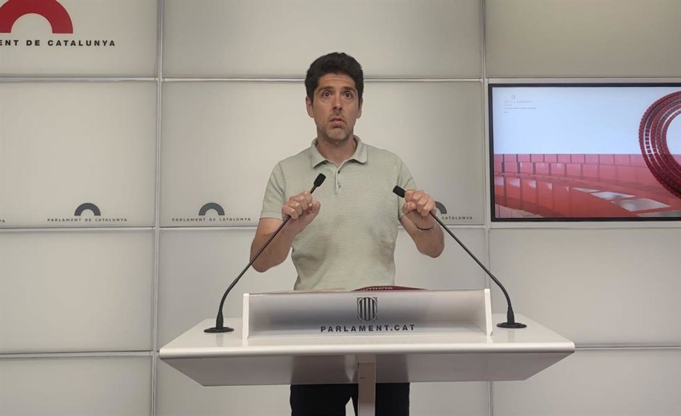El portavoz de los Comuns en el Parlament, David Cid, en rueda de prensa.