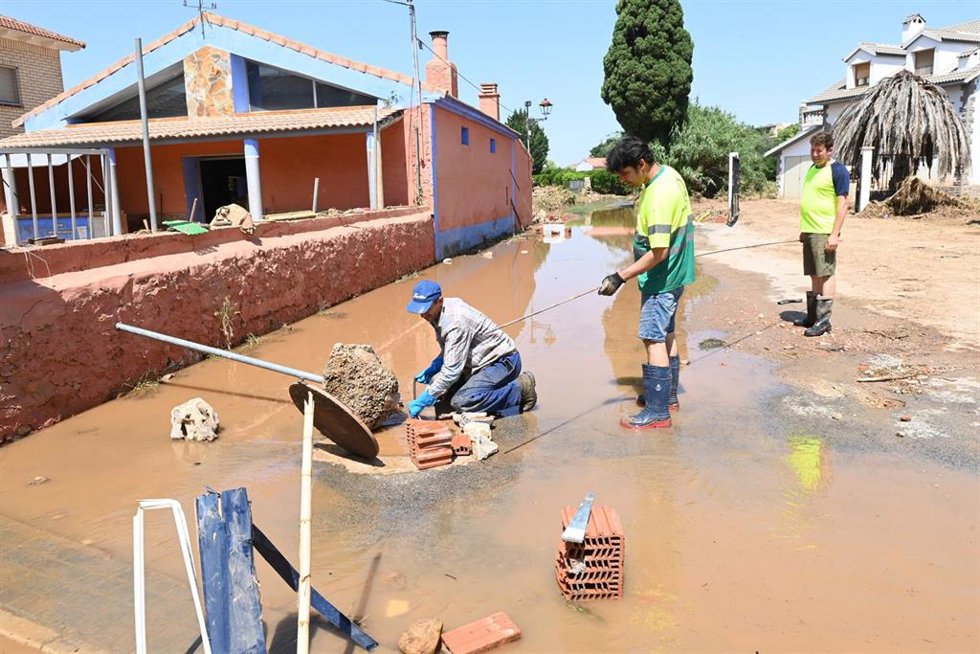 Efectivos de la Unidad Militar de Emergencias (UME) realizan labores de limpieza y desescombro por las inundaciones, a 17 de junio de 2025, en Azuara, Zaragoza (España). 
