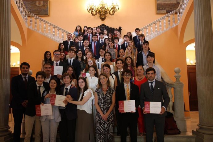 Foto de familia de participantes en la Liga de Debate de Sevilla