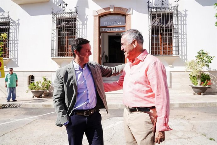 Archivo - El presidente de la Diputación de Almería, Javier Aureliano García, junto al alcalde de Purchena, José Luis Serrano.