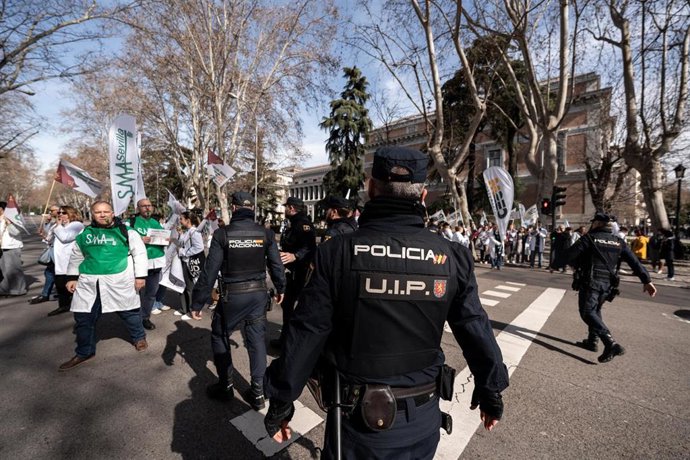 Archivo - Varias personas se enfrentan a agentes de la Policía durante una concentración de los sindicatos médicos frente al Ministerio de Sanidad, a 13 de febrero de 2025, en Madrid (España). Los sindicatos médicos de todo el país se concentran para most