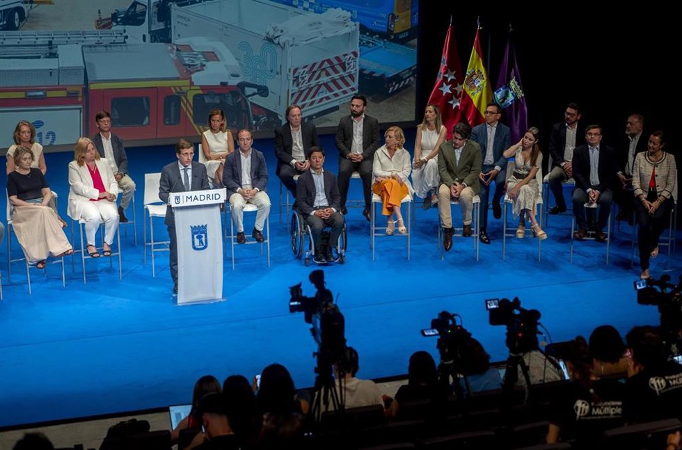 El alcalde de Madrid, José Luis Martínez-Almeida, acompañado por la vicealcaldesa, Inma Sanz, y todos los miembros del Gobierno municipal, hace balance de los dos primeros años de mandato