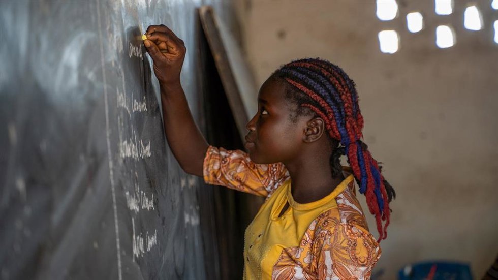 Archivo - Una joven en una escuela en el Chad.