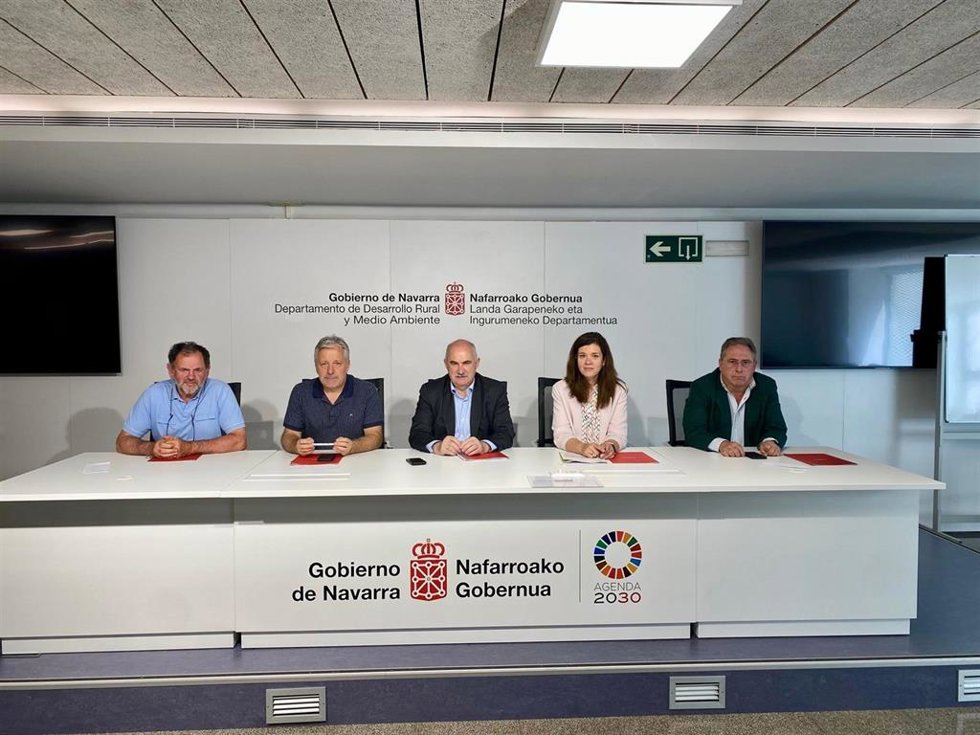 Fermín Gorraiz (EHNE), Félix Bariáin (UAGN), José Marí Aierdi (consejero), Esther Burgui (UCAN) y Cayo Martínez (Alinar)