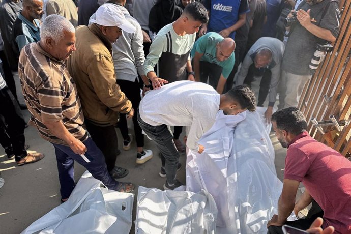 June 17, 2025, Khan Younis, Gaza Strip, Palestinian Territory: Palestinians mourn the loss of their loved ones killed in Nasser Hospital for after Israeli soldiers opened fire at Palestinians trying to reach the points where US aid is distributed west of 