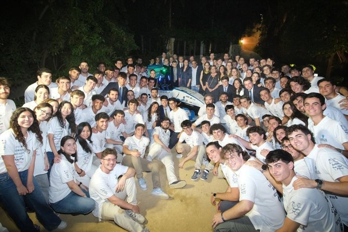 Presentación del nuevo monoplaza de la escudería de la Universidad de Sevilla, el ART-25D, en el Alcázar.