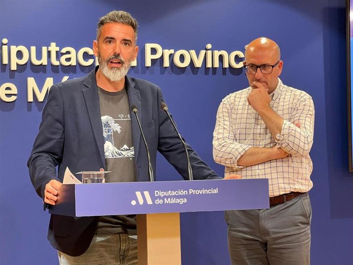 El diputado provincial y presidente de los consorcios provinciales de residuos sólidos urbanos (RSU) y agua, Luis Rodríguez, en rueda de prensa junto al vicepresidente de Cultura, Manuel López.