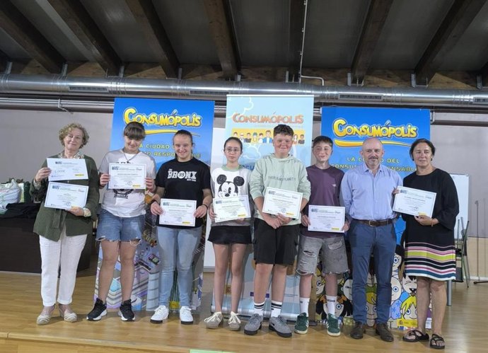 Entrega del Premio Consumópolis20 ¿Sabes lo que consumes? Únete a un consumo más consciente y Solidario, en su categoría de 1º y 2º de ESO, al equipo Pelusa’s del IES Infiesto.