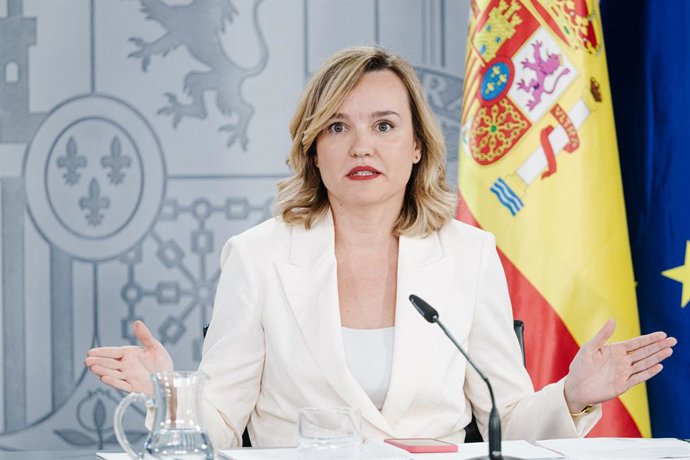 A ministra porta-voz da Educação, Formação Profissional e Esporte, Pilar Alegría, durante uma coletiva de imprensa após a reunião do Conselho de Ministros no Palácio La Moncloa, em 10 de junho de 2025, em Madri (Espanha). O governo aprovou