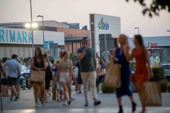 Imagen del público en los espacios del centro comercial El Faro, en Badajoz.