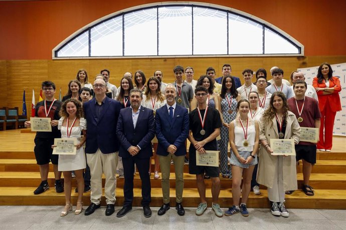 El consejero de Educación, Formación Profesional y Universidades, Sergio Silva, asiste a la entrega de los premios de la Fase Regional de las Olimpiadas Científicas 2025