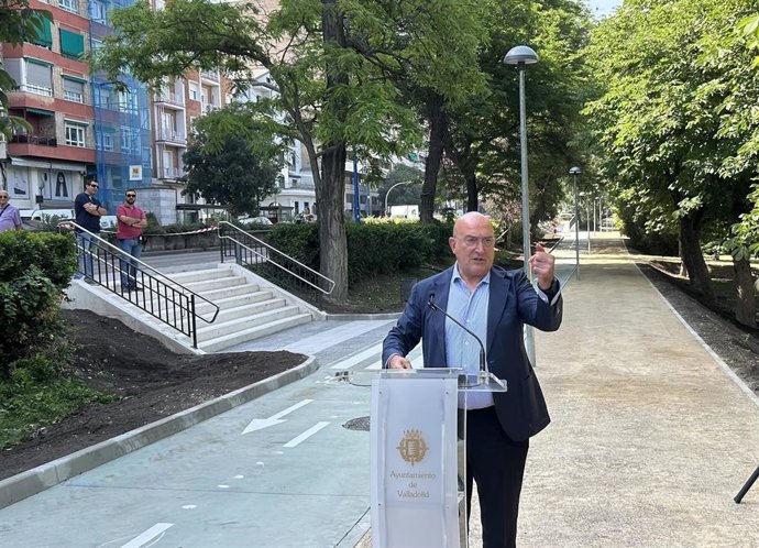 El alcalde de Valladolid, Jesús Julio Carnero, en el nuevo trayecto del carril bici en el parque de Las Moreras y La Rosaleda.