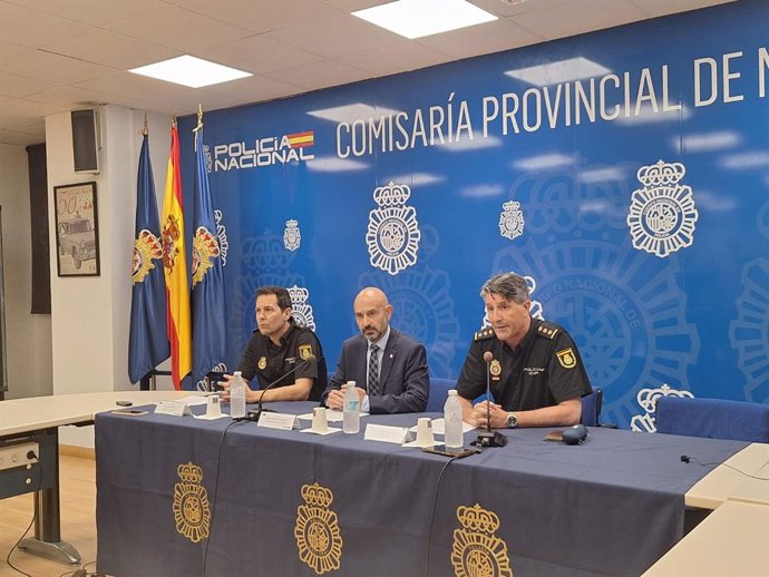 El subdelegado del Gobierno en Málaga, Javier Salas, junto al comisario de la Brigada Provincial de Policía Judicial, Pedro Agudo; y el inspector jefe, jefe de Udyco Costa del Sol, Juan Antonio Sillero, en rueda de prensa.