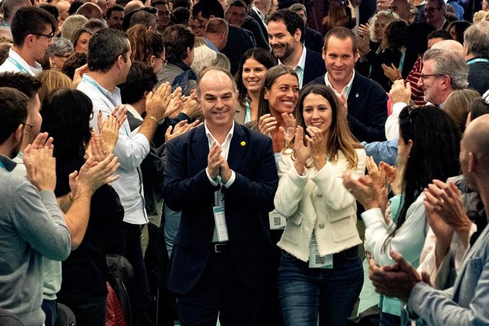 Archivo - El secretario general de Junts, Jordi Turull, y la secretaria de Organización, Judith Toronjo, a su llegada a la última jornada del Congreso de Junts en Calella, a 27 de octubre de 2024, en Calella, Barcelona, Catalunya (España).