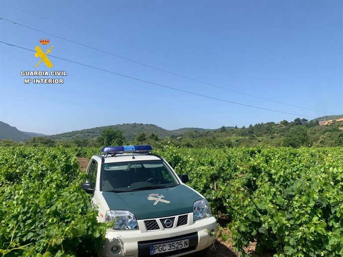 Patrulla de la Guardia Civil en Toral de los Vados (León) que investiga los presuntos delitos de simulación de estafa.