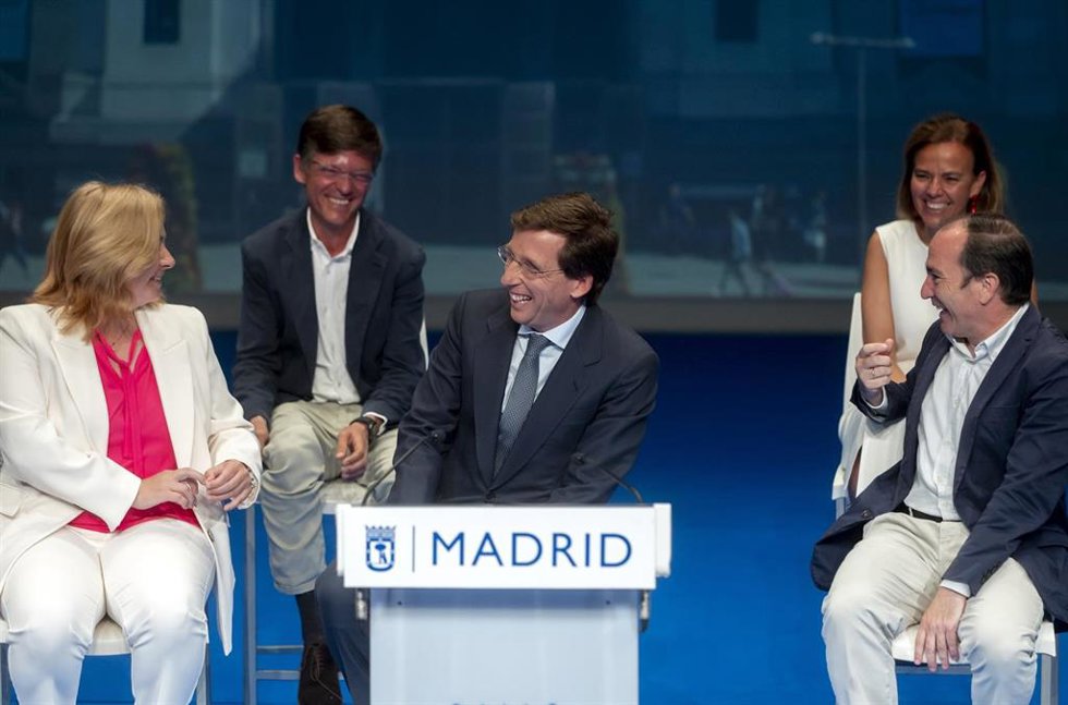 El alcalde de Madrid, José Luis Martínez-Almeida, acompañado por la vicealcaldesa, Inma Sanz, y todos los miembros del Gobierno municipal, hace balance de la actividad durante los dos primeros años de mandato