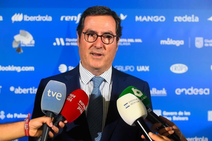 El presidente de la CEOE, Antonio Garamendi, atiende a los medios en Málaga