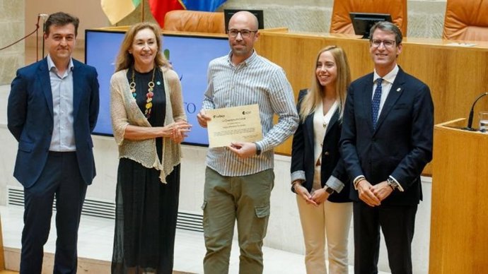 El donante Sergio Villoslada recoge un diploma por sus donaciones en presencia del presidente del Gobierno, Gonzalo Capellán