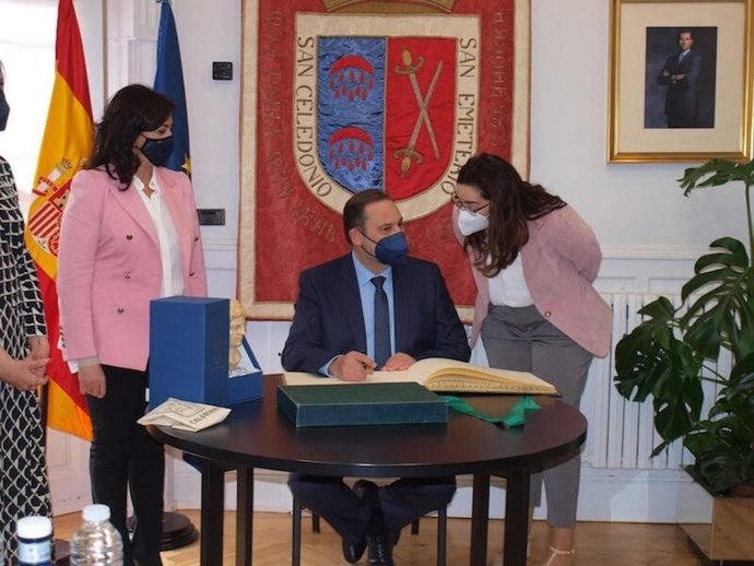 VOX pide retirar la firma de Ábalos del Libro de Honores del Consistorio de Calahorra: "No honramos a corruptos"
