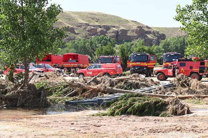 Efectivos de la Unidad Militar de Emergencias (UME) realizan labores de limpieza y desescombro por las inundaciones, a 17 de junio de 2025, en Azuara, Zaragoza (España). 