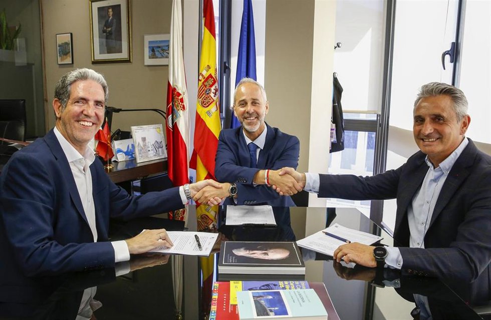 El consejero de Educación, Formación Profesional y Universidades, Sergio Silva, firma un convenio con la Cámara de Comercio de Cantabria.