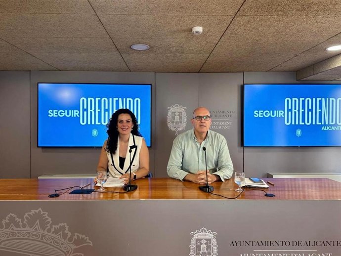 La portavoz del equipo de gobierno del Ayuntamiento de Alicante, Cristina Cutanda (i), y el vicealcalde de la ciudad, Manuel Villar (d), durante la rueda de prensa posterior a la junta de gobierno local del martes 17 de junio de 2025