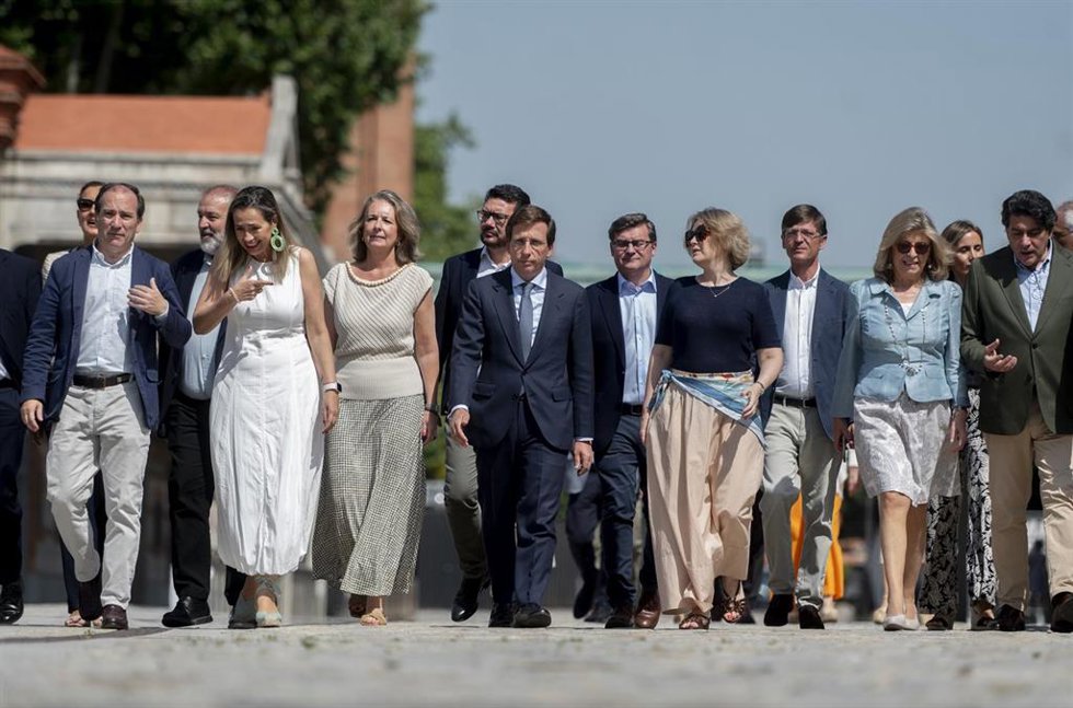 El alcalde de Madrid, José Luis Martínez-Almeida, acompañado por la vicealcaldesa, Inma Sanz, y todos los miembros del Gobierno municipal, hace balance de la actividad desarrollada durante los dos primeros años de mandato