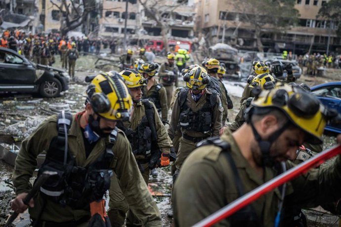 16 June 2025, Israel, Tel Aviv: Israeli first responders enter a damaged building after an Iranian missile strike on central Tel Aviv. Photo: Ilia Yefimovich/dpa