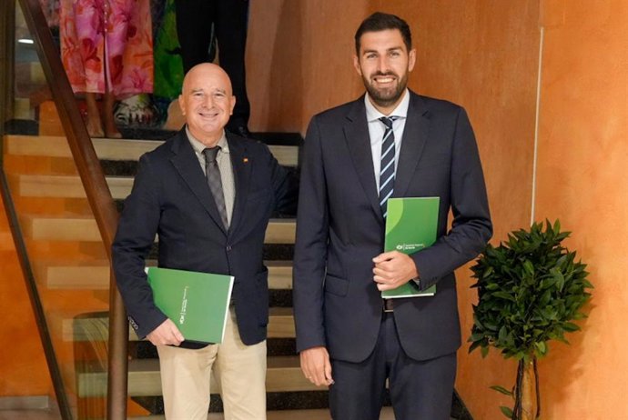 El presidente provincial de Vox, José Ángel Antelo, a la derecha, junto al diputado de Vox, Antonio Martínez