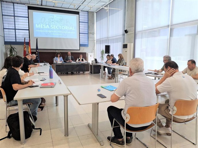El consejero Víctor Marín preside la Mesa Sectorial de Educación, que se ha celebrado este martes, 17 de junio de 2025