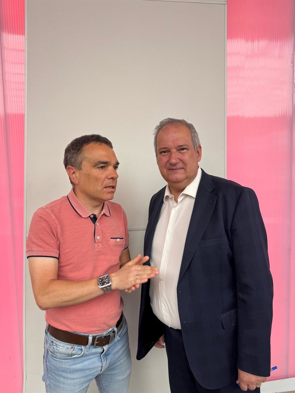 El alcalde de Corvera, Iván Fernández, y el ministro de Industria, Jordi Hereu.