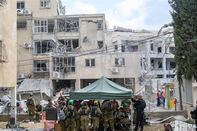 Edificios con daños por un ataque iraní sobre Bnei Barak, Israel